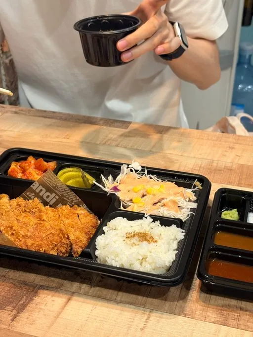 晚饭在酒店附近的一家炸猪排店